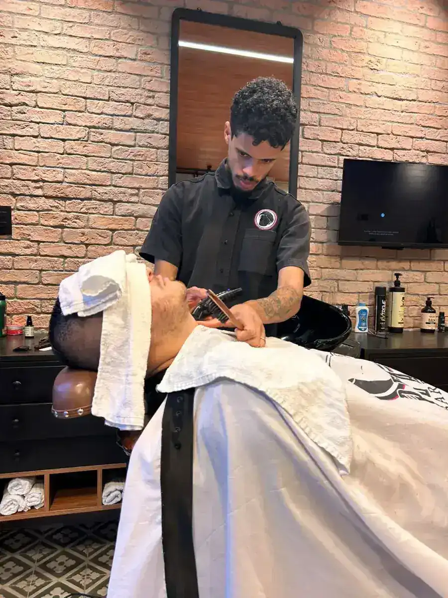 Barbeiro atendendo cliente na Peaky Barbers Alphaville