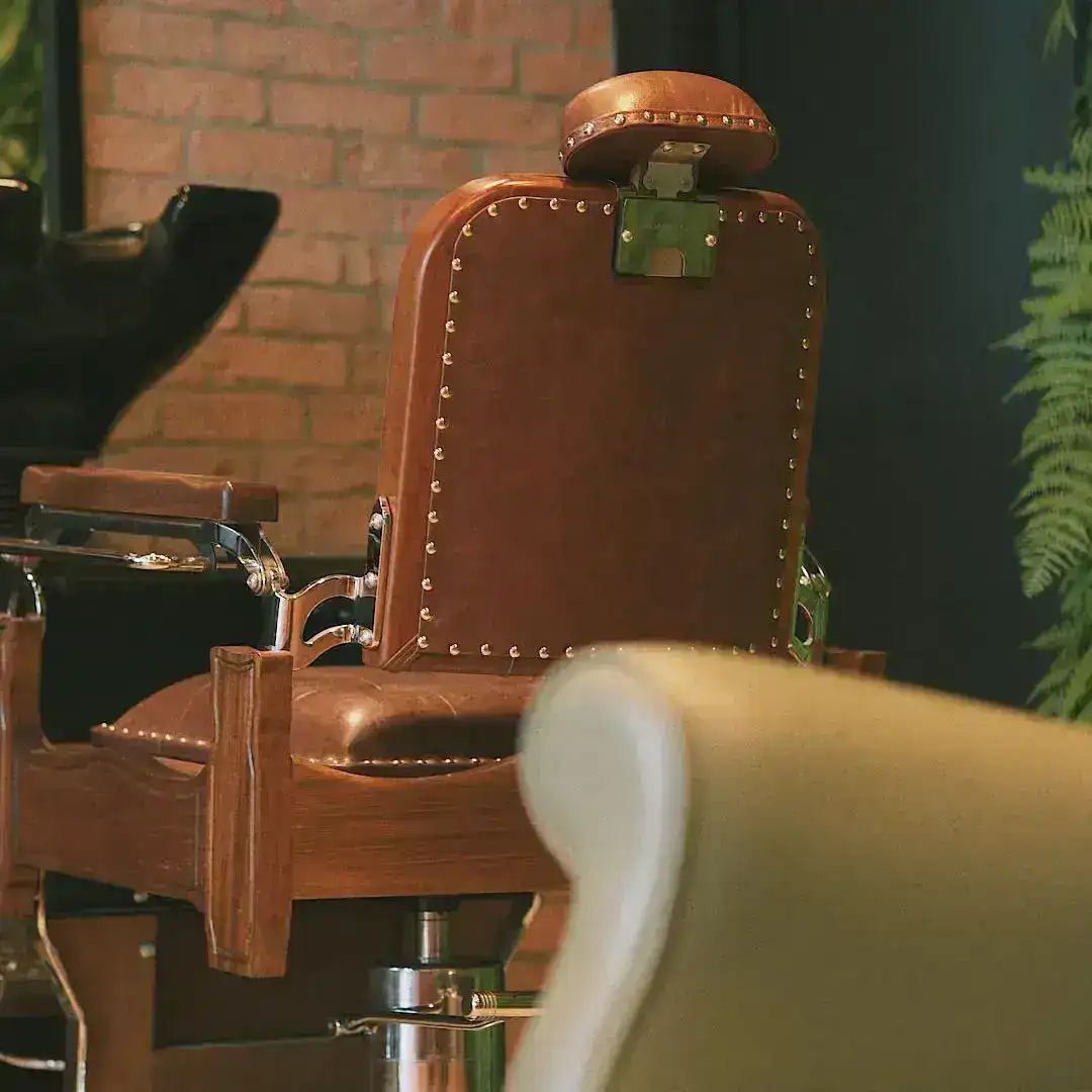 Detalhe da cadeira de barbeiro na Peaky Barbers Alphaville