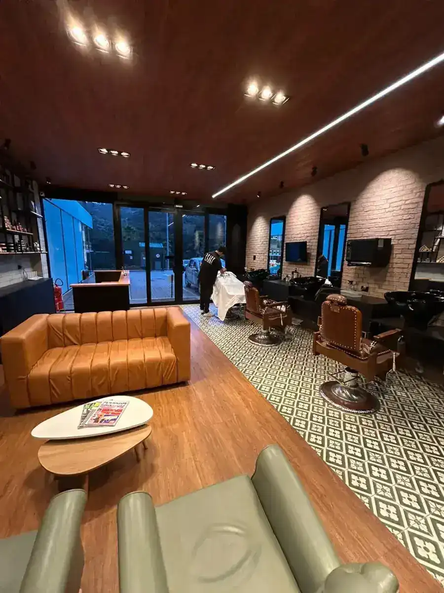 Visão panorâmica do salão da Peaky Barbers Alphaville