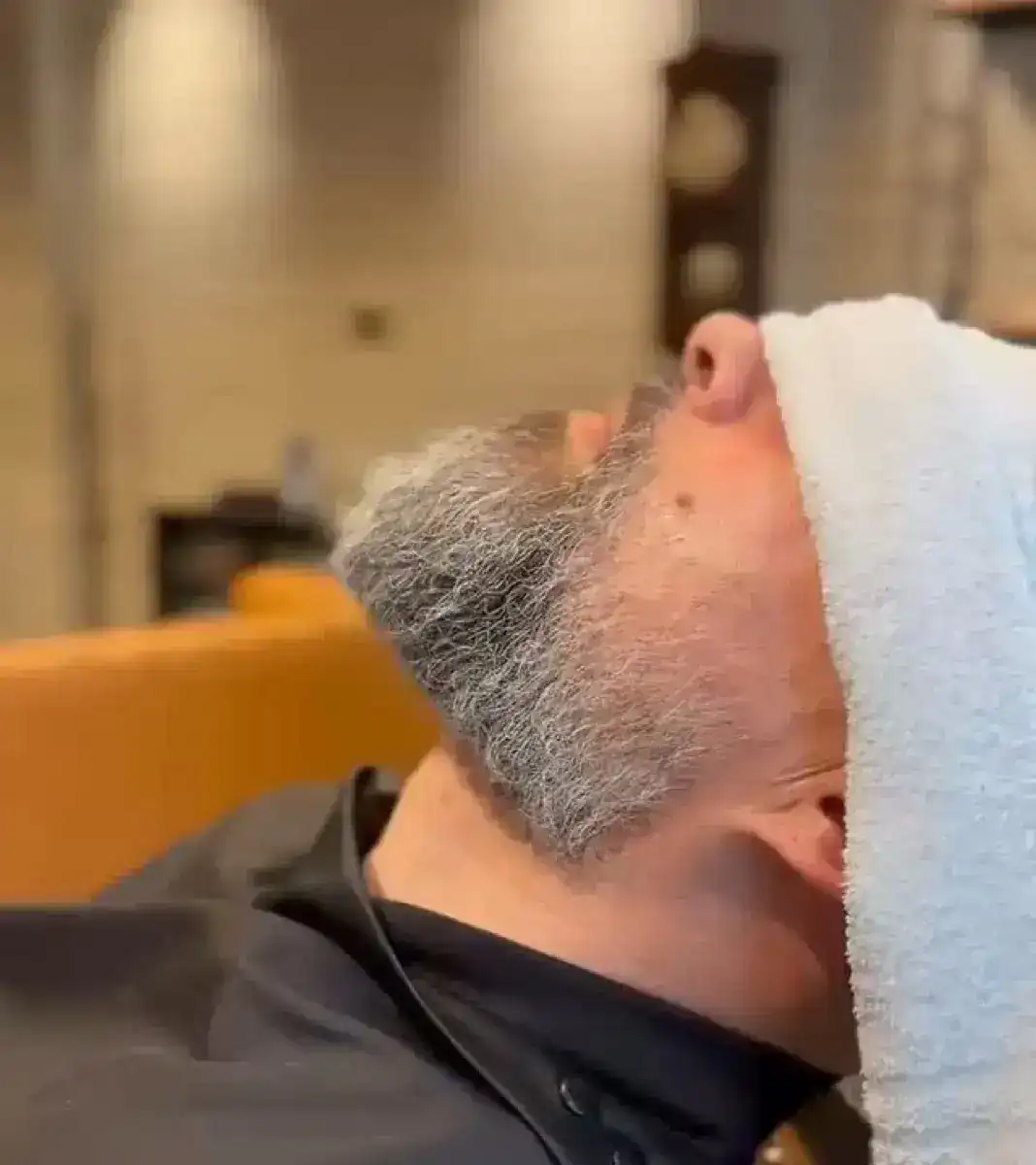 Barboterapia com toalha quente na Peaky Barbers