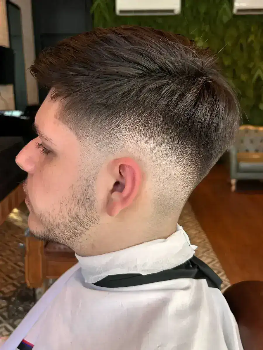 Corte adulto de perfil na Peaky Barbers