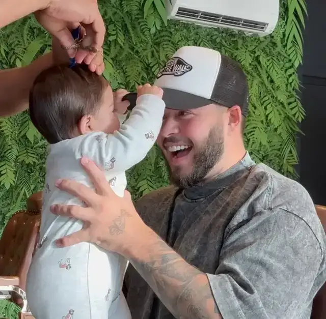 Jottapê, sócio da Peaky Barbers Alphaville, com o filho