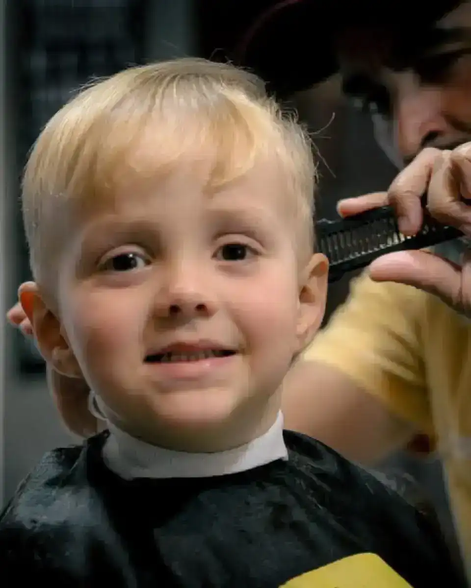 Criança durante corte infantil na Peaky Barbers