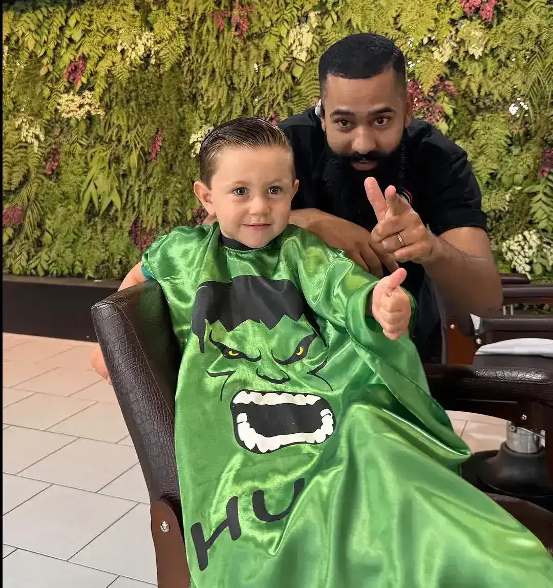 Momento de pai e filho durante corte infantil na Peaky Barbers Santana de Parnaíba Centro