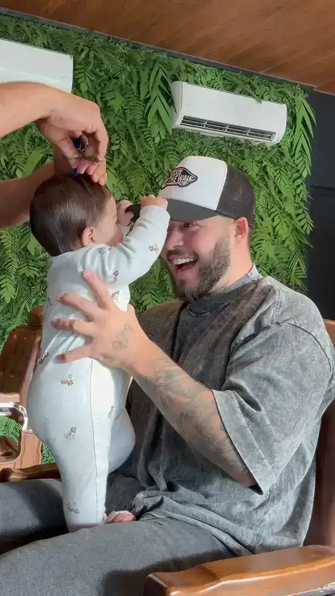 Jottapê, sócio da unidade, com o filho na Peaky Barbers Alphaville