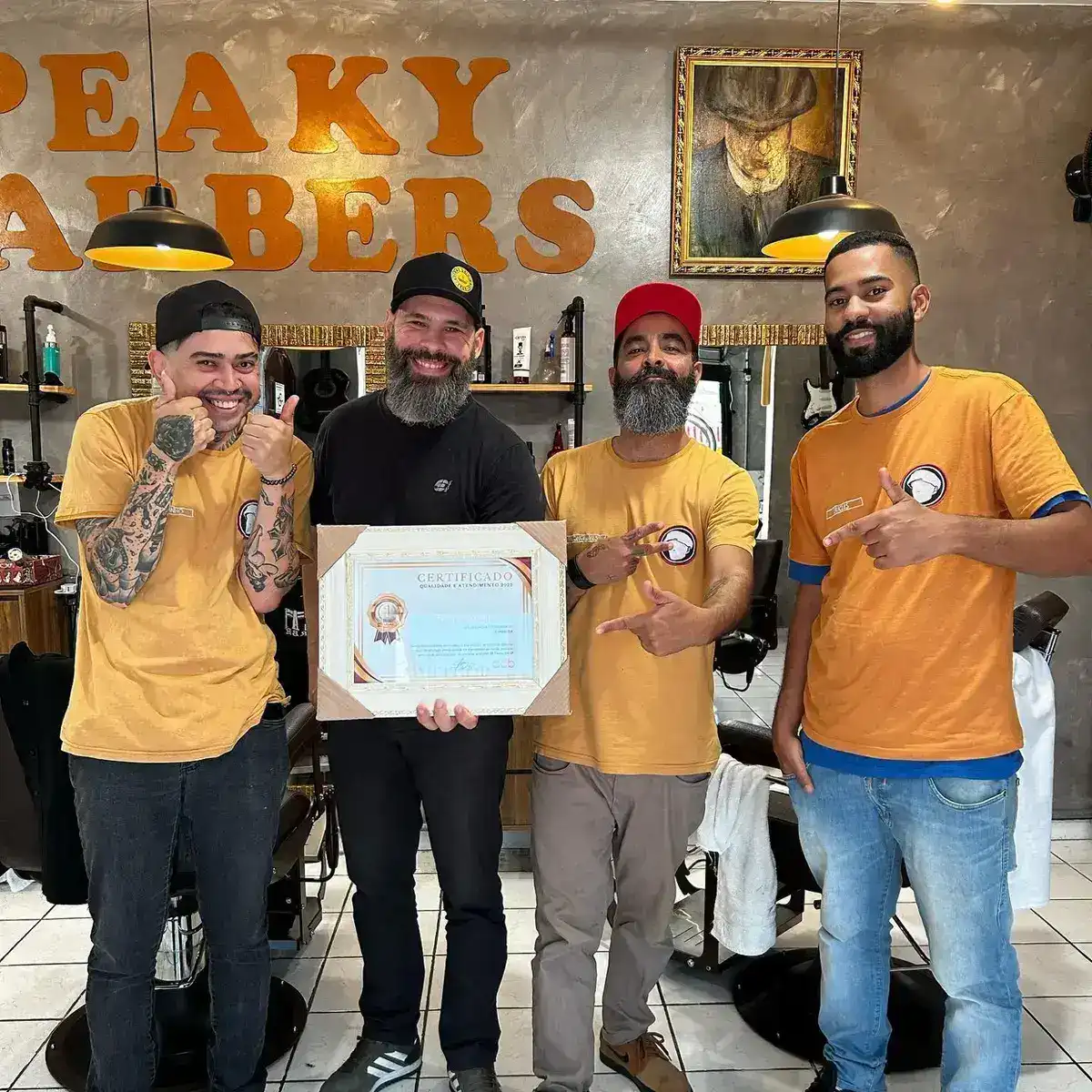 Equipe da Peaky Barbers Santana de Parnaíba Centro recebendo o certificado de melhor barbearia