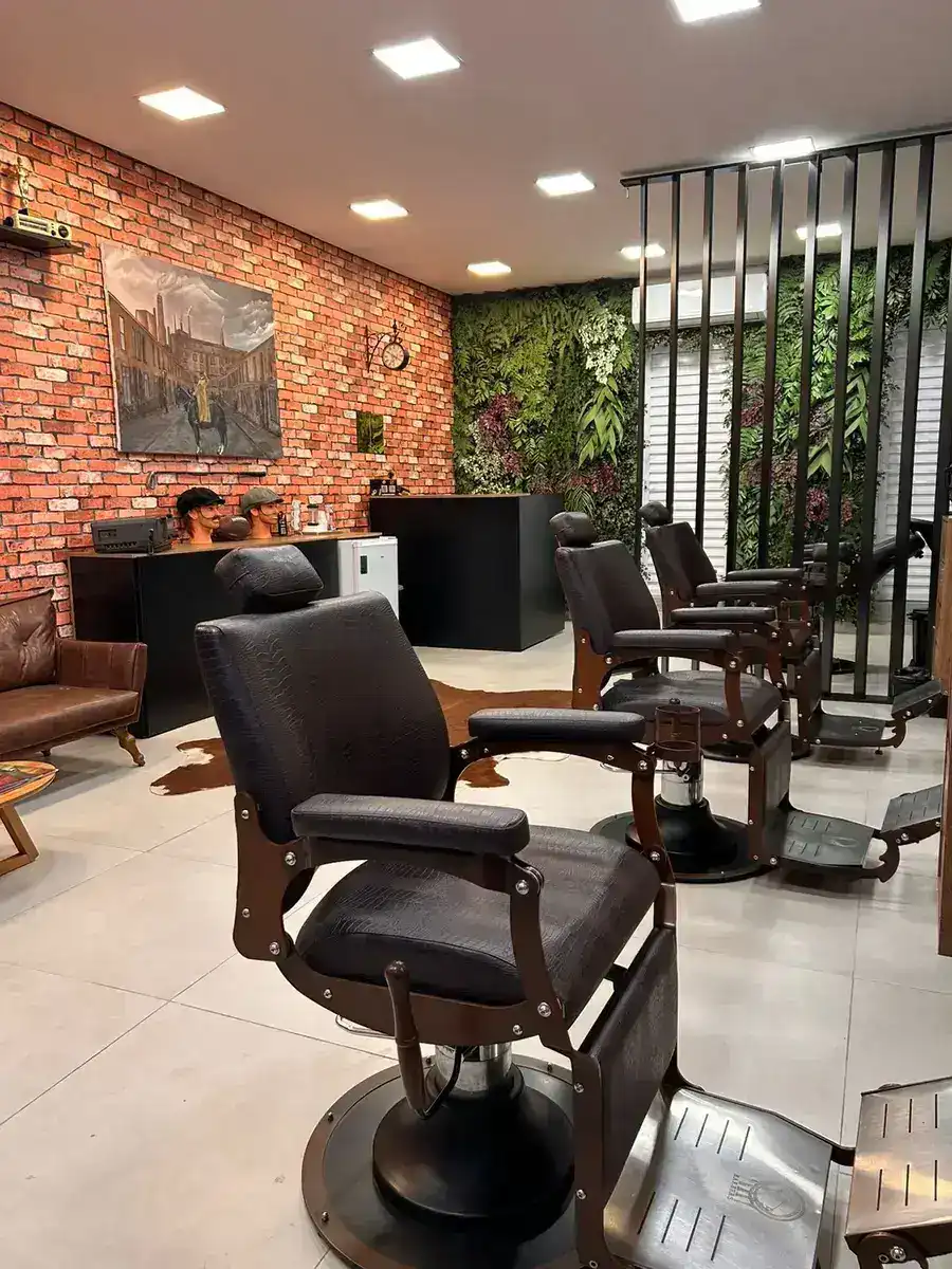 Cadeiras de barbeiro da Peaky Barbers Santana de Parnaíba Centro