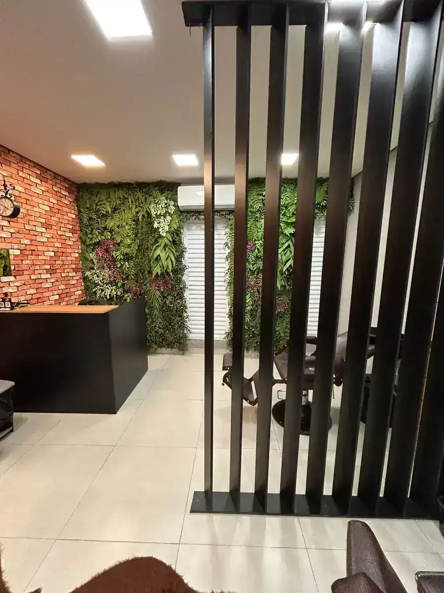 Divisória e jardim vertical da Peaky Barbers Santana de Parnaíba Centro